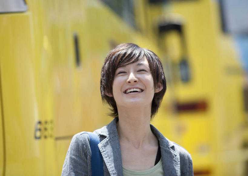 东方人,一个人,站,笑,微笑,露齿笑,横图,室外,白天,正面,公共汽车,亚洲,仅一个年轻女性,仅一个女性,仅一个人,阴影,服装,朦胧,模糊,光线,包,皮包,影子,巴士,公交车,注视,休闲装,黄种人,双层巴士,车,衣服,黄色,阳光,交通工具,观察,看,站着,休闲,休闲服,服饰,观看,单肩包,察看,关注,载具,双层公共汽车,年轻女性,女人,女性,亚洲人,站立,半身,彩图