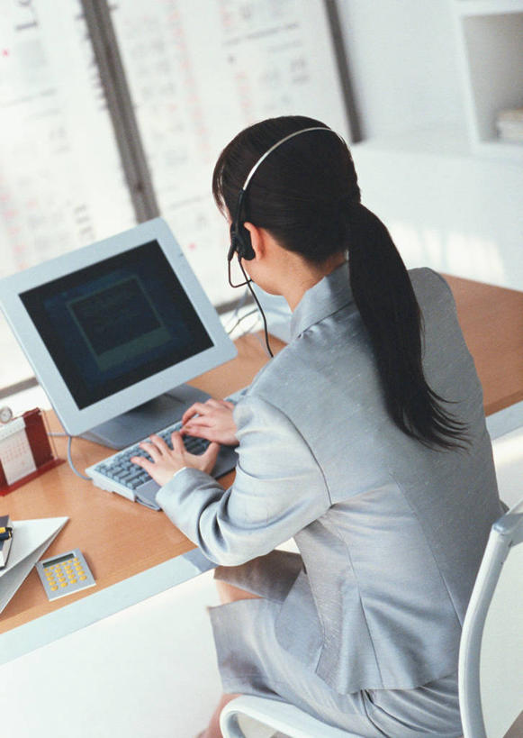 东方人,一个人,商务人士,商务女性,办公室,坐,竖图,室内,白天,通讯,客服,电脑,显示器,鼠标,键盘,窗户,家具,桌子,亚洲,仅一个年轻女性,仅一个女性,仅一个人,敲打,阴影,套装,反射,网络,信息,材料,档案,文件,影子,办公桌,墙,话务员,黄种人,输入,输入设备,通讯设备,玻璃窗,墙壁,墙面,背面,耳机,耳麦,话筒,资料,打字,台式电脑,服务,通信,点击,协调,敲击,麦克风,头戴式耳麦,文档,销售,通信设备,商务装,工薪阶层,输出设备,客服人员,电话销售,办公家具,接待员,客户服务,按键,年轻女性,女人,女性,亚洲人,白领,接线员,上班族,坐着,半身,彩图,头戴式耳机