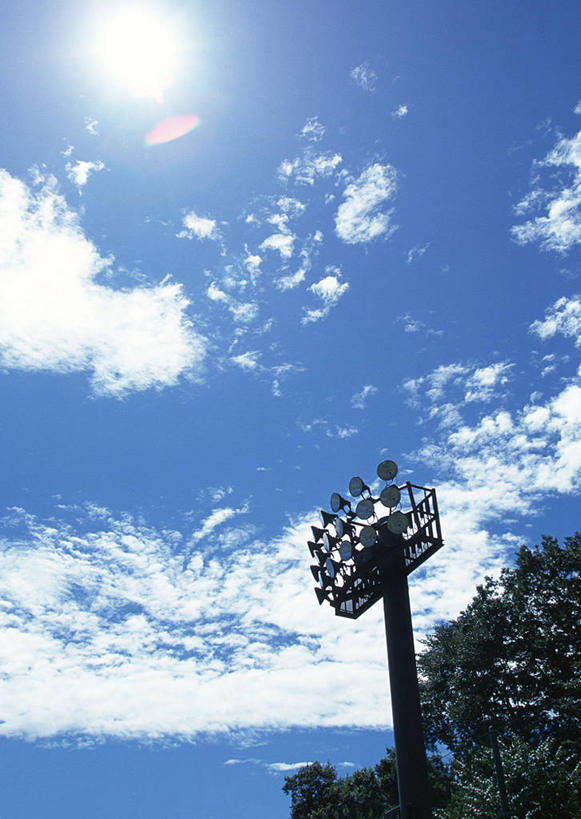 无人,竖图,室外,白天,仰视,美景,植物,照明,阴影,光线,影子,景观,云,云朵,灯光,云彩,灯,树,树木,蓝色,绿色,白云,蓝天,天空,阳光,自然,灯具,天,射灯,景色,生长,晴朗,成长,照亮,照明设备,自然风光,晴空,彩图,低角度拍摄