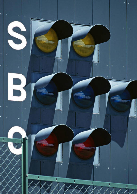 无人,体育馆,运动场,竖图,室外,特写,白天,正面,照明,一排,许多,阴影,整齐,光线,英文,标志,文字,影子,指示灯,字符,字母,灯光,标识,体育场,灯,排列,阳光,灯具,英文字母,照亮,照明设备,队列,运动馆,彩图