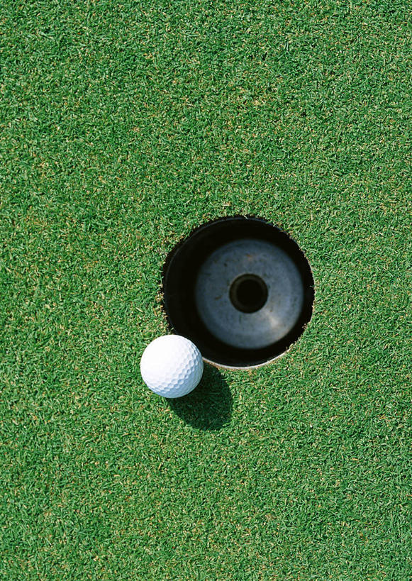 无人,竖图,俯视,室外,特写,白天,草地,草坪,植物,阴影,光线,高尔夫,高尔夫球,影子,球场,高尔夫球场,草,一个,绿色,白色,阳光,单个,绿茵场,高尔夫运动,高尔夫球具,彩图,高角度拍摄