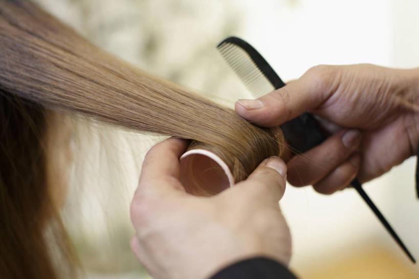 东方人,手,两个人,理发师,商店,横图,室内,特写,白天,正面,亚洲,双手,握,阴影,朦胧,模糊,反射,影子,梳子,黄种人,商铺,顾客,一个,日用品,手部,握着,单个,理发店,卷发棒,卷发器,美发店,烫发器,美容店,美发用品,市肆,商号,主顾,塑料卷发棒,男人,男性,年轻女性,女人,女性,中年男性,亚洲人,发型师,理发员,美发师,半身,彩图,店铺