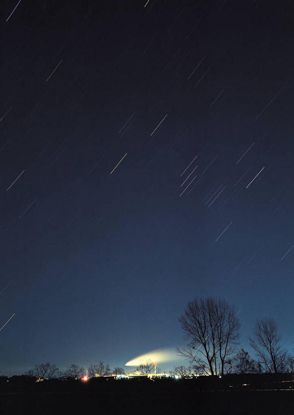 无人,竖图,室外,夜晚,正面,神秘,极光,流星,美景,星空,植物,夜景,景观,背光,辉煌,浪漫,美丽,文化,树,树木,绿色,自然,祈祷,灿烂,景色,许愿,生长,成长,气象,华丽,祈求,天体,美好,天文,神奇,逆光,天文学,绚烂,光耀,极光带,极光弧,极光幔,极光芒,极光片,流星雨,星夜,夜空,彩图,猎户座流星雨