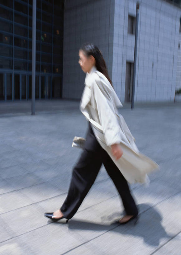 东方人,一个人,商务人士,商务女性,走,竖图,室外,白天,侧面,道路,路,公路,亚洲,仅一个年轻女性,仅一个女性,仅一个人,阴影,套装,服装,光线,影子,墙,交通,风衣,注视,黄种人,外套,墙壁,墙面,衣服,阳光,观察,看,服饰,观看,察看,衣着,穿着,关注,商务装,工薪阶层,衣饰,年轻女性,女人,女性,亚洲人,白领,上班族,马路,步行,散步,走路,彩图,全身