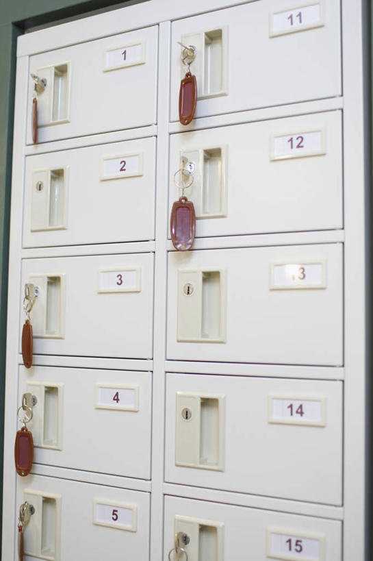 无人,竖图,室内,白天,正面,柜子,静物,一排,许多,连接,阴影,整齐,装饰,反射,标志,数字,文字,影子,字符,钥匙圈,储物柜,标识,排列,白色,阿拉伯数字,华丽,修饰,点缀,储存,队列,钥匙链,钥匙扣,衬托,美观,雅致,雅观,贯穿,连结,衔接,储备,蕴藏,贮备,串连,彩图,锁匙扣,钥匙挂,贮存