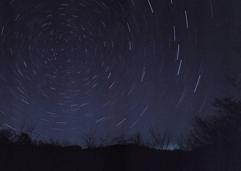 无人,横图,室外,夜晚,长时间曝光,仰视,旅游,度假,美景,山,山脉,星空,植物,夜景,景观,山峰,枝条,山峦,背光,娱乐,树,树木,树枝,自然,群山,享受,休闲,景色,放松,北斗七星,自然风光,逆光,曝光,虬枝,枝杈,星夜,夜空,彩图,低角度拍摄,北斗,开阳,天玑,天权,天枢,天璇,摇光,玉衡,指极星