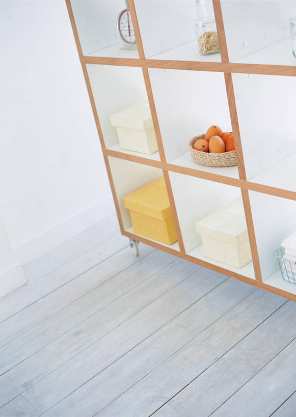 无人,竖图,俯视,室内,白天,地板,静物,阴影,反射,影子,纸盒,陶瓷,陶瓷制品,地面,置物架,木地板,架子,盒子,包装盒,容器,碗,储藏,储存,陈列架,搁架,彩图,高角度拍摄,贮存