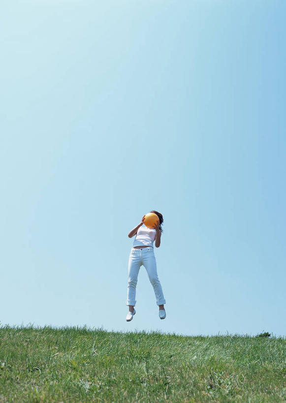 东方人,一个人,跳,竖图,室外,白天,仰视,游戏,草地,草原,植物,玩具,亚洲,仅一个年轻女性,仅一个女性,仅一个人,握,阴影,服装,光线,影子,地平线,旷野,辽阔,地面,半空,拿,玩,拿着,注视,休闲装,黄种人,娱乐,草,衣服,黄色,蓝色,绿色,蓝天,天空,阳光,天,观察,看,休闲,广阔,休闲服,橡胶,益智,握着,服饰,皮球,晴朗,观看,活动,一望无际,察看,发泄,关注,消遣,智力,原野,延伸,橡胶制品,万里无云,天地相交,宣泄,无边无际,一马平川,空心球,年轻女性,女人,女性,亚洲人,晴空,晴空万里,跳跃,玩耍,嬉戏,彩图,低角度拍摄,全身