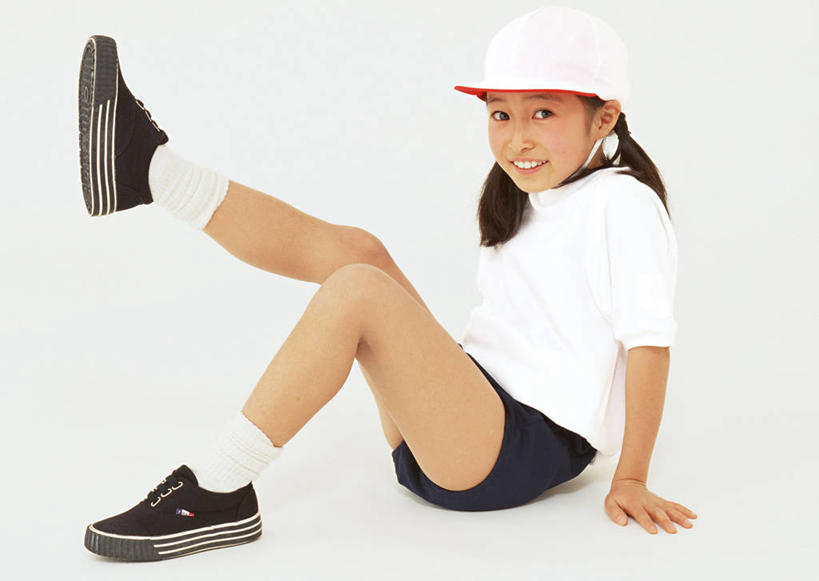 东方人,儿童,一个人,坐,笑,微笑,露齿笑,横图,室内,白天,白色背景,侧面,运动服,运动鞋,纯洁,帽子,鞋子,亚洲,仅一个女性,仅一个人,撑,服装,扭头,注视,黄种人,运动帽,小孩,衣服,观察,看,转头,仅一个小孩,鸭舌帽,可爱,童年,童趣,踢腿,摄影,服饰,影棚,观看,休闲鞋,察看,撑着,衣着,穿着,关注,童真,烂漫,无邪,衣饰,天真,女孩,女人,女性,亚洲人,孩子,坐着,彩图,全身,影棚拍摄,拍摄,女生,运动装