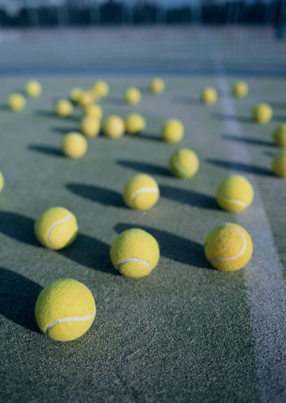 无人,竖图,俯视,室外,特写,白天,网球,静物,许多,阴影,朦胧,模糊,光线,影子,球场,网球场,网球装备,运动器械,场地,绿色,阳光,健身器械,健身器材,网球运动,彩图,高角度拍摄,网球场地,草地球场,运动器材