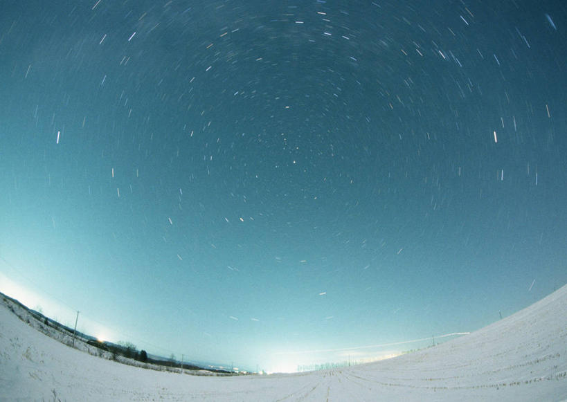 无人,横图,室外,白天,广角镜头,鱼眼镜头,仰视,探险,神秘,宇宙,极光,雪,大雪,科学,太空,星球,积雪,雪景,星云,冬季,冬天,辉煌,浪漫,美丽,蓝色,蓝天,天空,自然,天,灿烂,寒冷,探索,北极星,星系,星座,晴朗,气象,发现,华丽,天体,美好,神奇,星体,天文学,外太空,万里无云,严寒,绚烂,光耀,极光带,极光弧,极光幔,极光芒,极光片,晴空,晴空万里,彩图,低角度拍摄,北辰,勾陈一,小熊座α星,紫微垣