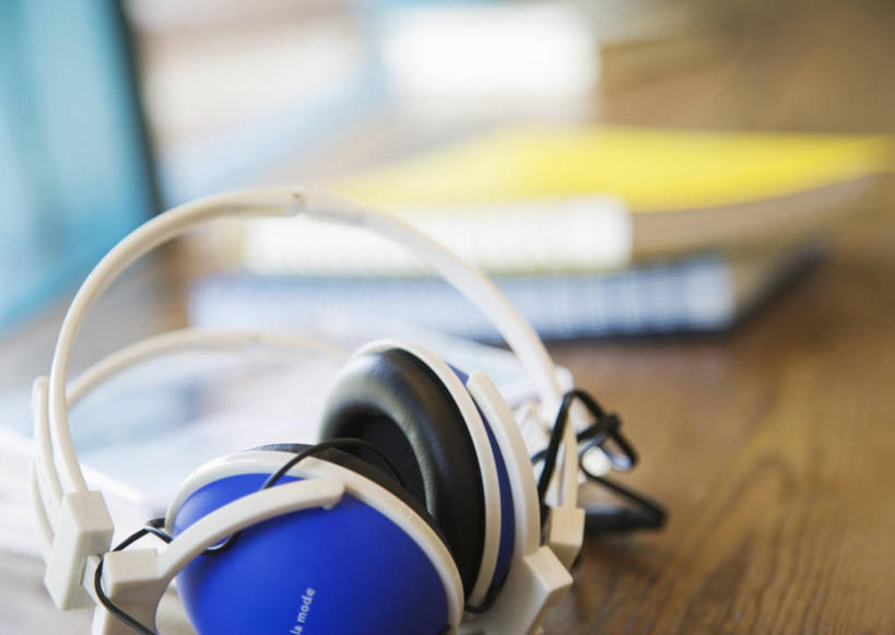 无人,横图,俯视,室内,特写,白天,快乐,满意,幸福,窗户,桌子,静物,朦胧,模糊,塑料,记事本,音响,音乐,娱乐,书桌,玻璃窗,盒子,一个,本子,笔记本,耳机,课桌,容器,塑料制品,享受,休闲,放松,单个,储藏,两本,舒适,享乐,储存,CD盒,光盘盒,彩图,高角度拍摄,单片光盘盒,透明光盘盒,贮存