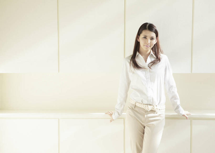 东方人,一个人,商务人士,商务女性,办公室,站,笑,微笑,横图,室内,白天,正面,柜子,亚洲,仅一个年轻女性,仅一个女性,仅一个人,撑,套装,储物柜,注视,黄种人,白色,观察,看,站着,观看,察看,撑着,储存,关注,商务装,工薪阶层,茶水间,储备,蕴藏,贮备,年轻女性,女人,女性,亚洲人,白领,上班族,站立,半身,彩图,贮存