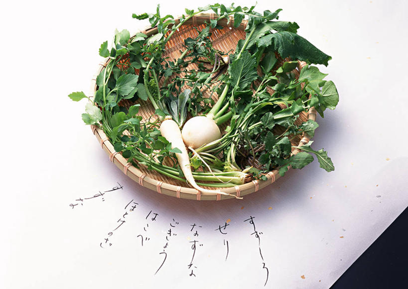 无人,交叉,横图,俯视,室内,特写,白天,植物,桌面,桌子,竹子,菠菜,萝卜,白萝卜,芹菜,蔬菜,阴影,竹制,新鲜,编织,反射,木制,日文,标志,篮子,文字,影子,字符,大白菜,食品,蓬蒿,草药,药草,标识,白菜,中药,食物,木制品,竹篮,有机食品,绿色食品,竹条,交织,竹制品,药材,中草药,茼蒿,中药材,本草,春菊,日语,茼蒿菜,穿插,球芽甘蓝,地菜,地米菜,护生草,假水菜,菱角菜,荠菜,胶菜,镳菜,鹦鹉菜,药芹,水芹,鼠根菜,莱菔,角菜,红嘴绿鹦哥,旱芹,赤根菜,菠薐菜,波斯草,彩图,高角度拍摄,擘蓝,不留客,撇列,苤蓝,茄莲,人头疙瘩,玉蔓青