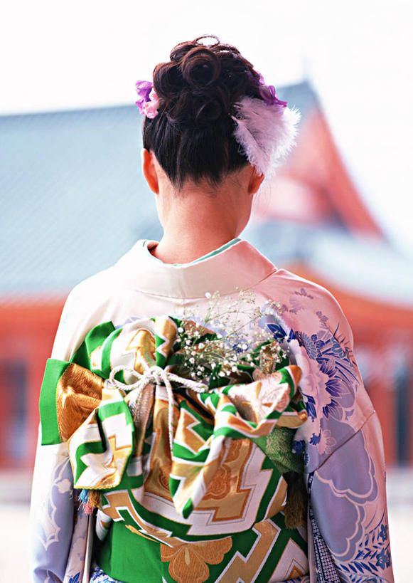 东方人,一个人,家,站,竖图,室外,白天,民族服装,亚洲,仅一个年轻女性,仅一个女性,仅一个人,和服,朦胧,模糊,装饰,头饰,房屋,屋子,黄种人,发簪,楼房,住宅,背面,发饰,饰品,站着,瓦房,服饰,华丽,修饰,点缀,配饰,吴服,唐草,唐花,唐锦,衬托,美观,雅致,雅观,簪子,年轻女性,女人,女性,亚洲人,站立,半身,彩图,传统服装,民俗服,房子