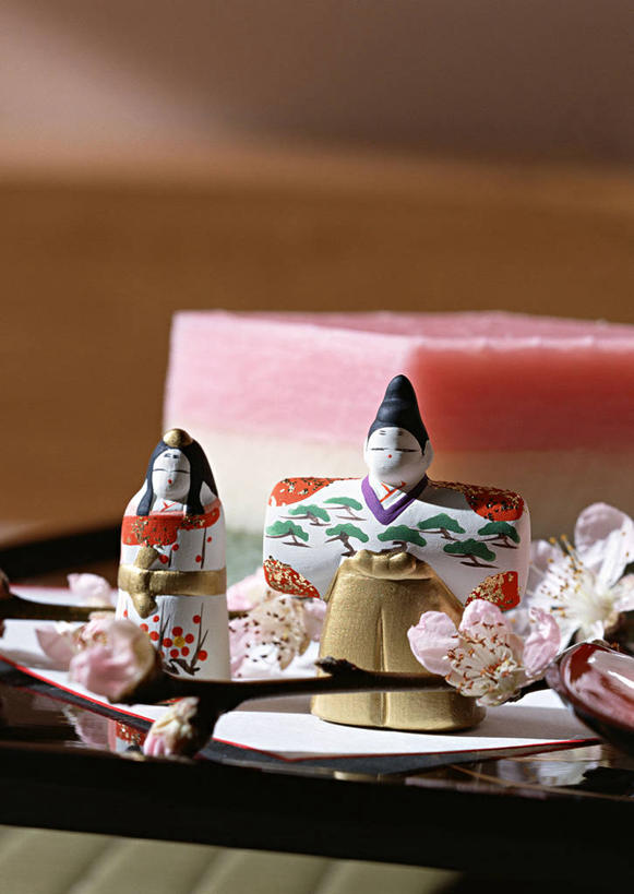 点心,无人,竖图,室内,白天,正面,游戏,桌面,桌子,餐具,玩具,节日,庆祝,日本文化,木制,碟子,盘,人偶,和果子,食品,甜点,甜品,玩,文化,娱乐,小吃,食物,糕点,盘子,木制品,碟,甜食,庆典,休闲,日式,益智,活动,纪念,发泄,消遣,智力,宣泄,女儿节,玩耍,嬉戏,彩图,日本小吃,雏祭,上巳,雏人偶