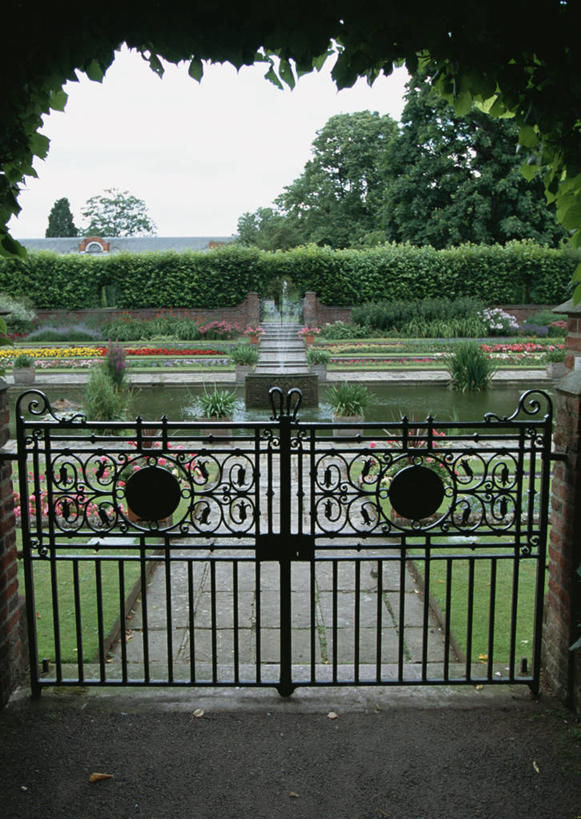 无人,竖图,室外,白天,正面,旅游,度假,植物,门,标志建筑,地标,建筑,喷泉,英国,欧洲,伦敦,阴影,环保,光线,影子,景观,防护,首都,文化,娱乐,建设,肯辛顿花园,树,树木,蓝色,绿色,蓝天,天空,阳光,自然,门框,天,品味,享受,休闲,旅游胜地,放松,生长,晴朗,成长,西欧,美好,美妙,间隔,水景,大不列颠,大不列颠及北爱尔兰联合王国,万里无云,美观,雅观,大不列颠联合王国,日不落英帝国,雾都,绿篱,生篱,树篱,植篱,设计,晴空,晴空万里,彩图