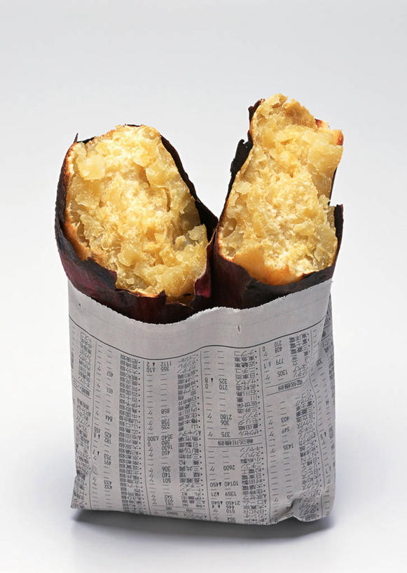 无人,竖图,室内,特写,白天,白色背景,正面,阅读,桌面,桌子,红薯,蔬菜,报纸,袋子,学习,阴影,新鲜,反射,木制,影子,纸袋,食品,小吃,食物,木制品,容器,看,浏览,摄影,有机食品,绿色食品,影棚,储藏,储存,山芋,甘薯,番薯,地瓜,彩图,影棚拍摄,拍摄,烘山芋,烤白薯,烤地瓜,烤番薯,烤红薯,煨番薯,贮存