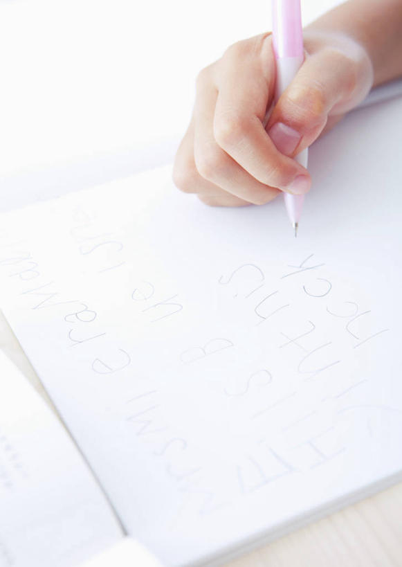 东方人,儿童,手,一个人,竖图,俯视,室内,特写,白天,纯洁,桌子,亚洲,仅一个女性,仅一个人,握,阴影,反射,笔,影子,办公用品,记事本,拿,拿着,黄种人,书桌,文具,小孩,本子,笔记本,课桌,铅笔,学习用品,仅一个小孩,手部,可爱,童年,童趣,握着,单手,文具用品,自动铅笔,童真,烂漫,无邪,天真,女孩,女人,女性,亚洲人,孩子,半身,彩图,高角度拍摄,女生