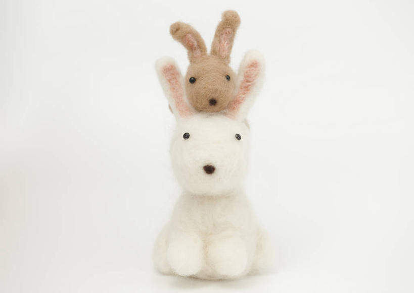 无人,家庭,横图,室内,特写,白天,白色背景,正面,游戏,哺乳动物,玩具,丰富,兔子,褐色,玩,娱乐,白色,动物,两只,休闲,温暖,温馨,一家人,成熟,益智,摄影,影棚,活动,兔,和睦,卫生,发泄,消遣,智力,纯真,宣泄,洁净,光明,恬静,中间色,朴素,清白,谦让,随和,玩耍,嬉戏,彩图,影棚拍摄,拍摄,融洽