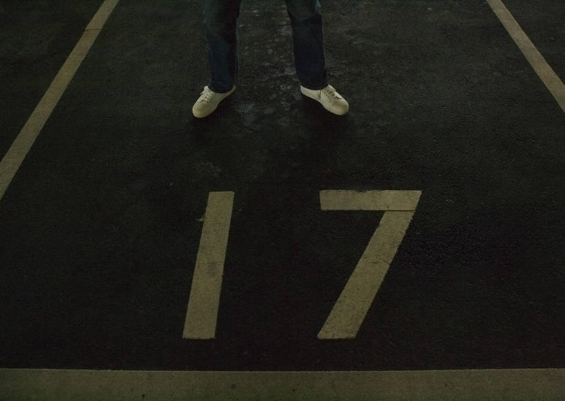 东方人,一个人,停车场,站,横图,俯视,室内,白天,鞋子,亚洲,仅一个男性,仅一个人,裤子,标志,数字,文字,字符,牛仔裤,黄种人,标识,仅一个年轻男性,站着,阿拉伯数字,休闲鞋,板鞋,男人,男性,年轻男性,亚洲人,站立,半身,彩图,高角度拍摄,泊车场