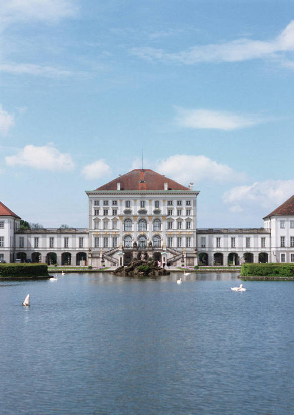 无人,竖图,室外,白天,正面,旅游,度假,河流,水,植物,标志建筑,地标,建筑,德国,欧洲,阴影,光线,影子,河水,水流,云,云朵,拱门,云彩,娱乐,建设,慕尼黑,树,树木,蓝色,绿色,白云,蓝天,天空,阳光,自然,天,享受,休闲,旅游胜地,放松,生长,晴朗,成长,西欧,德意志联邦共和国,首府,巴伐利亚,巴伐利亚州,拜恩州,拜恩自由州,宁芬堡,宁芬堡皇宫,晴空,彩图