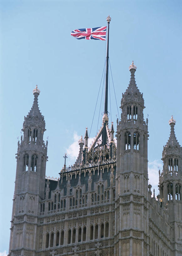 无人,竖图,室外,白天,仰视,旅游,度假,标志建筑,地标,建筑,旗帜,国旗,英国,欧洲,伦敦,阴影,光线,影子,云,云朵,首都,云彩,娱乐,建设,威斯敏斯特宫,国会大厦,蓝色,白云,蓝天,天空,阳光,天,享受,休闲,旅游胜地,放松,晴朗,西欧,大不列颠,威斯敏斯特市,国会大楼,大不列颠及北爱尔兰联合王国,英国议会大厦,议会大厦,议会大楼,首都大厦,州议会大厦,州政府,州会议厅,大不列颠联合王国,日不落英帝国,雾都,旗,晴空,彩图,低角度拍摄,圣乔治旗,圣乔治十字旗,英格兰国旗