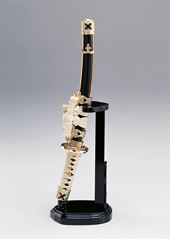 无人,竖图,室内,特写,白天,白色背景,正面,竞争,桌面,桌子,静物,一把,对抗,阴影,冲突,反射,木制,武士刀,影子,刀具,破坏,木制品,刀,武器,战争,摄影,影棚,损坏,攻击,威胁,对立,矛盾,兵器,防御,日本刀,敌对,挫败,斗争,抗拒,抗衡,冷兵器,凶器,杀伤,威慑,东洋刀,东瀛刀,日本武士刀,危险,彩图,影棚拍摄,拍摄