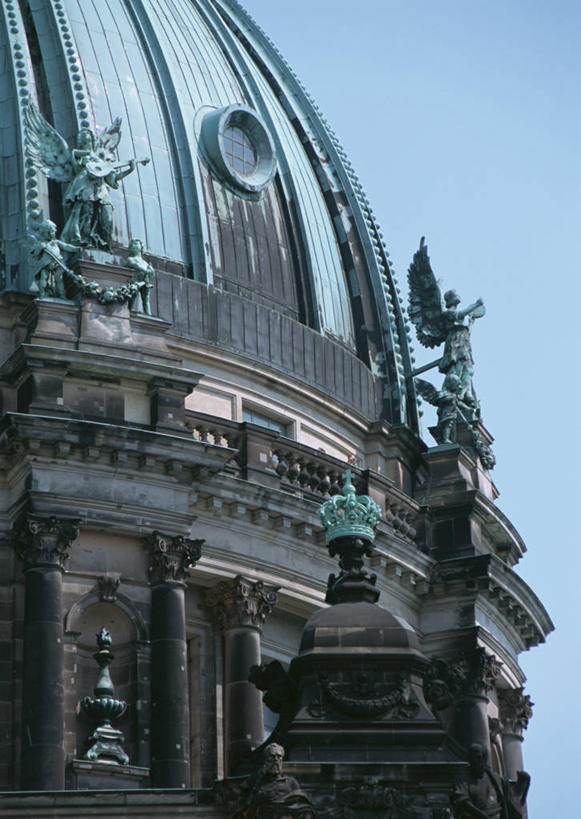 无人,竖图,室外,特写,白天,仰视,旅游,度假,名胜古迹,标志建筑,地标,建筑,雕塑,德国,欧洲,阴影,遗迹,艺术,装饰,光线,雕刻,雕像,影子,墙,屋顶,首都,顶棚,古迹,文物,娱乐,建设,古建筑,柏林,柏林大教堂,墙壁,墙面,蓝色,蓝天,天空,阳光,工艺品,天,享受,休闲,旅游胜地,放松,晴朗,纪念,美术,西欧,主题,陈列,古文明,万里无云,德意志联邦共和国,功能,美学,柏林州,柏林博物馆岛,博物馆岛,菩提树大街,晴空,晴空万里,彩图,低角度拍摄