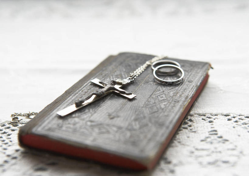 无人,横图,室内,特写,白天,正面,爱情,婚礼,快乐,静物,书籍,项链,纺织品,一本,阴影,节日,朦胧,模糊,庆祝,反射,布,十字架,影子,蕾丝,圣经,织物,结婚,浪漫,文化,装饰品,戒指,饰品,首饰,书本,祈祷,健康,喜庆,恩爱,许愿,宗教,信仰,纪念,祈求,布匹,信物,权利,经书,手饰,平安,书,图书,彩图,高兴,耶经,镂空织物