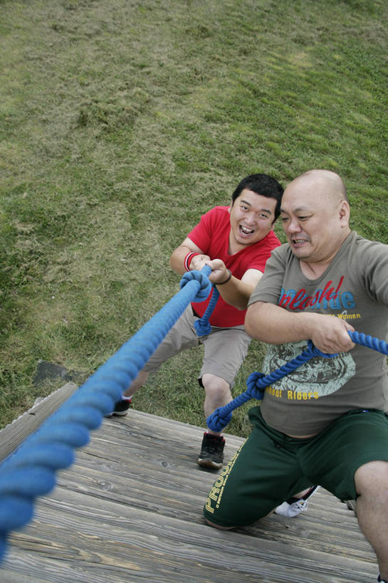 东方人,两个人,伙伴,朋友,笑,微笑,露齿笑,竖图,俯视,室外,白天,游戏,友谊,草地,草坪,植物,玩具,亚洲,握,阴影,服装,光线,影子,玩,注视,休闲装,黄种人,娱乐,架子,草,衣服,蓝色,绿色,阳光,绳子,观察,看,休闲,休闲服,益智,握着,服饰,观看,活动,绳索,察看,攀登架,发泄,关注,消遣,智力,宣泄,友情,男人,男性,中年男性,亚洲人,抬头,玩耍,嬉戏,仰头,半身,彩图,高角度拍摄,攀爬架