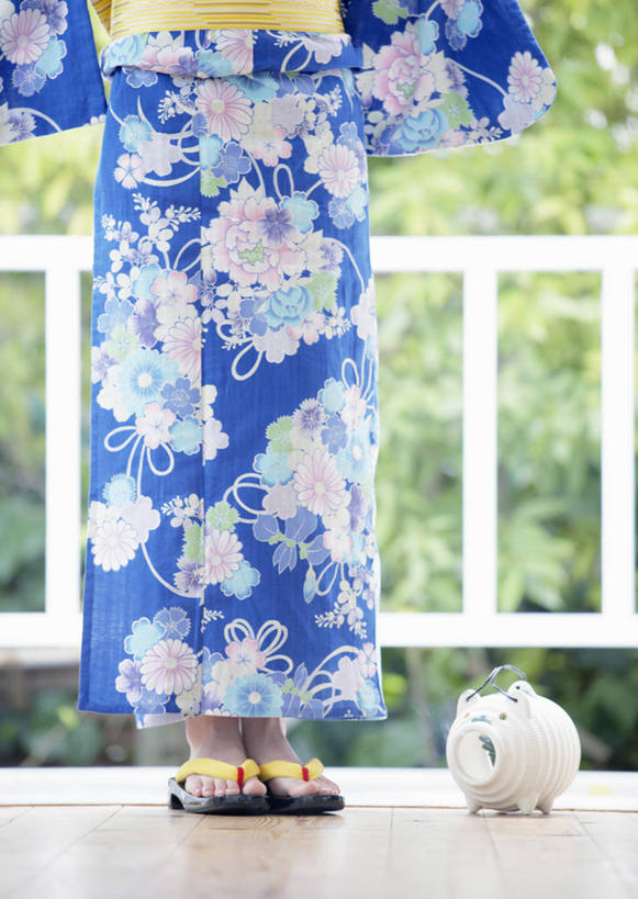 东方人,一个人,栏杆,站,竖图,室外,白天,正面,民族服装,植物,鞋子,亚洲,仅一个年轻女性,仅一个女性,仅一个人,和服,朦胧,模糊,日本文化,扶手,蚊香猪,蚊香架,黄种人,文化,木屐,护栏,树,树木,蓝色,绿色,自然,站着,服饰,生长,成长,和风,木鞋,吴服,唐草,唐花,唐锦,年轻女性,女人,女性,亚洲人,站立,半身,彩图,传统服装,民俗服,人字拖,人字拖鞋,蚊取豚,香薰器,小猪香炉,传统文化