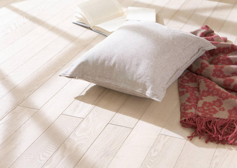 无人,横图,俯视,室内,特写,白天,地板,靠垫,静物,书籍,阴影,反射,影子,靠枕,地面,木地板,白色,披肩,垫子,枕头,书,图书,彩图,高角度拍摄,云肩