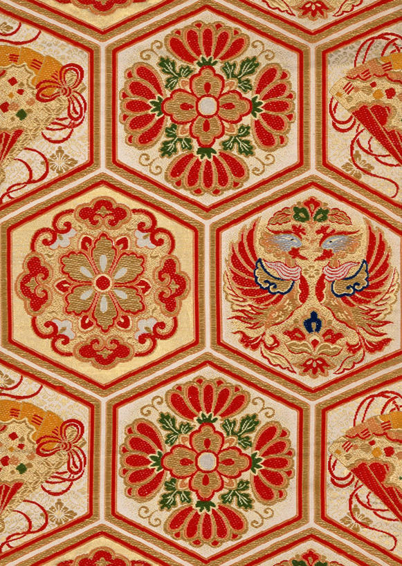 无人,竖图,室内,白天,正面,爱情,幸福,鸟,刺绣,花纹,艺术,装饰,凤凰,鸟类,手工艺品,文化,工艺品,和谐,菊花,华丽,修饰,苏绣,吉祥,点缀,高雅,斑纹,图腾,高洁,凤,自信心,品位,衬托,美观,雅致,雅观,长寿,祥瑞,凰,怀恋,清净,真情,寿客,秋菊,丹鸟,鶤鸡,威凤,彩图,女红,针绣,针黹,黹