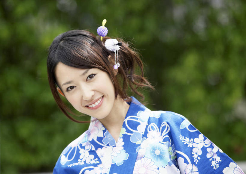 东方人,一个人,站,笑,微笑,露齿笑,横图,室外,白天,正面,民族服装,植物,亚洲,仅一个年轻女性,仅一个女性,仅一个人,和服,朦胧,模糊,装饰,头饰,注视,黄种人,发簪,树,树木,蓝色,绿色,自然,发饰,饰品,观察,看,站着,服饰,生长,成长,观看,华丽,修饰,点缀,察看,关注,配饰,吴服,唐草,唐花,唐锦,衬托,美观,雅致,雅观,簪子,年轻女性,女人,女性,亚洲人,站立,半身,彩图,传统服装,民俗服