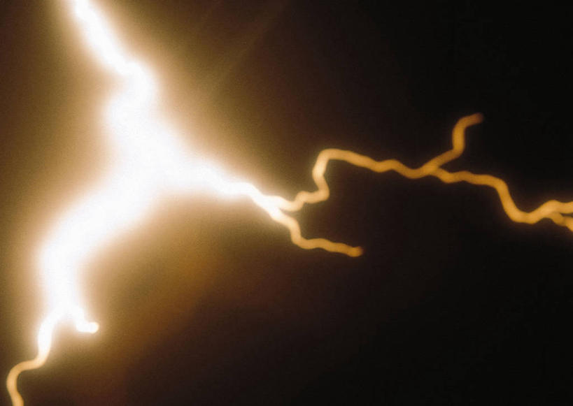 无人,横图,室内,特写,白天,正面,抽象,数码,科技,闪电,阴影,黑色背景,光线,网络,影子,高光,几何,计算机图形,合成,橙色,夸张,刺眼,耀眼,电脑合成图,数码合成图,合成图,打雷,雷,深奥,刺目,扎眼,打闪,彩图