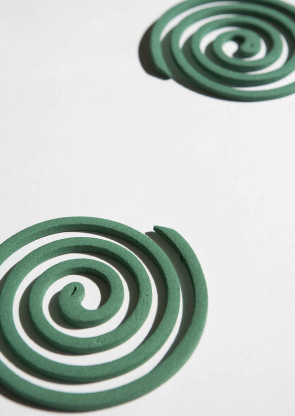 无人,竖图,俯视,室内,特写,白天,白色背景,静物,螺旋,蚊香,两个,绿色,摄影,影棚,盘香,彩图,高角度拍摄,影棚拍摄,拍摄,驱蚊物