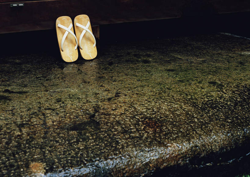 无人,横图,室外,白天,正面,石头,雨,暴雨,大雨,门,鞋子,一双,阴影,反射,石子,影子,木屐,门框,细雨,木鞋,石块,岩石,小雨,彩图,人字拖,人字拖鞋