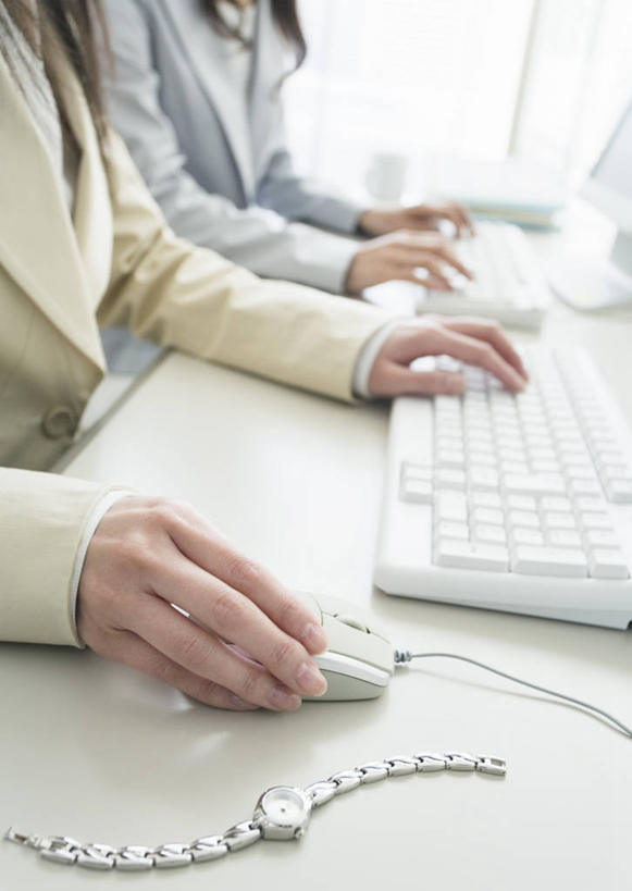 东方人,两个人,同事,商务人士,商务女性,办公室,坐,竖图,室内,白天,侧面,成功,合作,团队,集体,信心,电脑,显示器,鼠标,键盘,家具,桌子,亚洲,敲打,套装,网络,办公桌,鼠标垫,黄种人,输入,输入设备,通讯设备,队伍,垫子,打字,台式电脑,点击,敲击,便利,领导,舒适,成就,通信设备,商务装,合伙,领袖,工薪阶层,输出设备,办公家具,按键,年轻女性,女人,女性,亚洲人,白领,上班族,坐着,半身,彩图