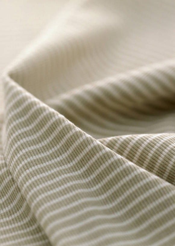 无人,竖图,室内,特写,白天,正面,静物,纺织品,一块,阴影,条纹,棉布,朦胧,模糊,反射,布,影子,织物,灰色,布匹,柔和,大方,细致,中间色,朴素,平稳,彩图