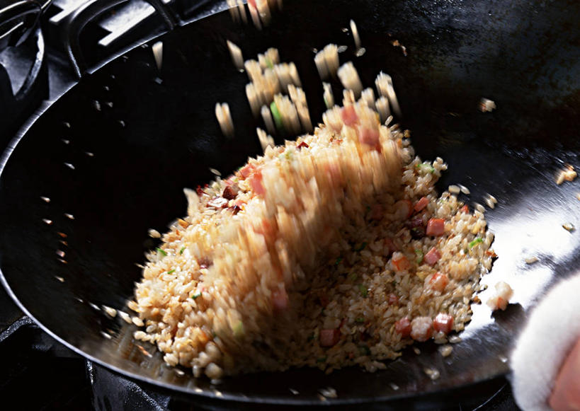 米饭,无人,横图,俯视,室内,特写,白天,烹饪,中餐,蔬菜,厨具,金属制品,朦胧,模糊,新鲜,金属,锅子,炒饭,料理,食品,饭,锅,菜肴,美食,食物,一个,中式,佳肴,有机食品,绿色食品,单个,煎锅,锅具,五谷,烹饪用具,烹调用具,烹调,彩图,高角度拍摄,蔬菜炒饭