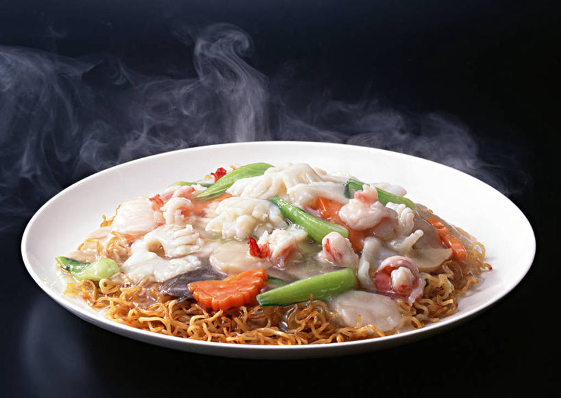 海鲜,面食,面条,无人,横图,俯视,室内,特写,白天,烹饪,中餐,雾,桌面,桌子,萝卜,胡萝卜,蔬菜,餐具,阴影,沸腾,黑色背景,朦胧,模糊,新鲜,反射,木制,蒸汽,碟子,盘,影子,青菜,炒面,干贝,面,虾,料理,食品,水蒸气,雾气,水产,菜肴,美食,海洋生物,食物,一个,盘子,木制品,碟,中式,摄影,佳肴,有机食品,绿色食品,影棚,单个,气体,水生动物,河虾,海产品,小白菜,水生物,海底动物,蒸发,干瑶柱,江珧柱,江瑶柱,马甲柱,蜜丁,瑶柱,玉珧柱,不结球白菜,淡水虾,青虾,日本沼虾,红萝卜,甘荀,彩图,高角度拍摄,影棚拍摄,拍摄