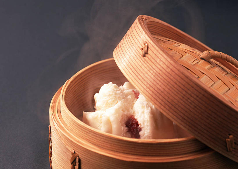 点心,蒸笼,无人,横图,俯视,室内,特写,白天,烹饪,雾,桌面,桌子,厨具,阴影,沸腾,黑色背景,竹制,朦胧,模糊,反射,木制,蒸汽,影子,料理,食品,包子,叉烧包,面点,水蒸气,雾气,叉烧,馒头,美食,食物,一个,木制品,中式,摄影,影棚,单个,气体,竹制品,笼屉,烹饪用具,蒸发,烹调用具,烹调,彩图,高角度拍摄,影棚拍摄,拍摄