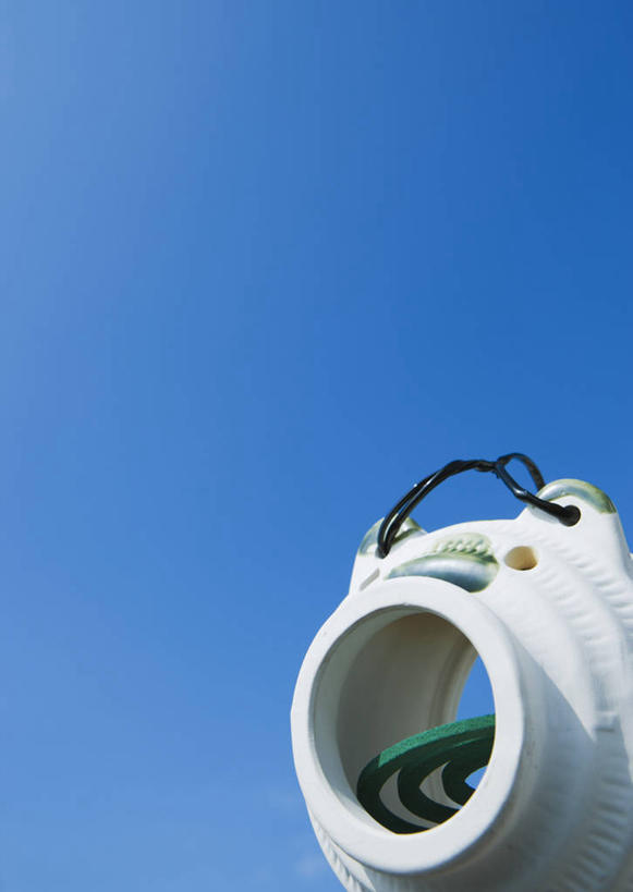 无人,竖图,室外,特写,白天,仰视,阴影,日本文化,光线,蚊香猪,影子,蚊香架,文化,一个,蓝色,白色,蓝天,天空,阳光,天,晴朗,单个,和风,万里无云,晴空,晴空万里,彩图,低角度拍摄,蚊取豚,香薰器,小猪香炉,传统文化