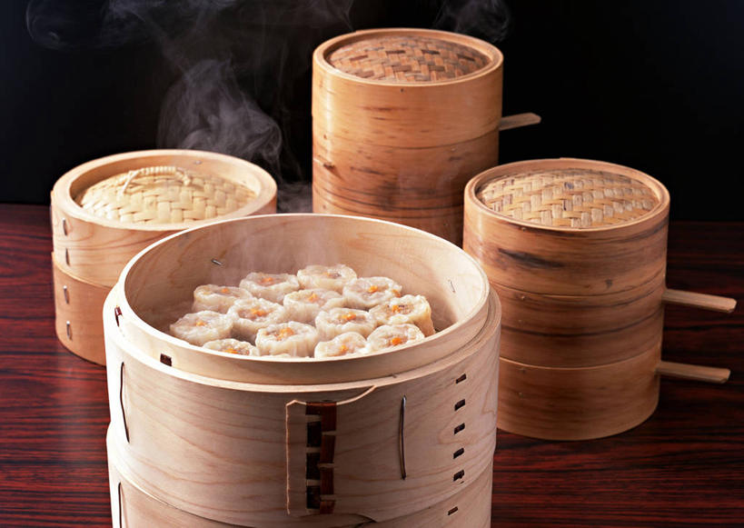 点心,蒸笼,无人,横图,俯视,室内,特写,白天,烹饪,雾,桌面,桌子,厨具,一排,许多,阴影,沸腾,黑色背景,竹制,朦胧,模糊,整齐,并列,并排,反射,木制,蒸汽,影子,料理,食品,面点,烧卖,水蒸气,雾气,很多,美食,食物,排列,木制品,中式,摄影,影棚,气体,竹制品,队列,笼屉,平行,烹饪用具,蒸发,烧麦,烧梅,稍麦,肖米,烹调用具,烹调,彩图,高角度拍摄,影棚拍摄,拍摄