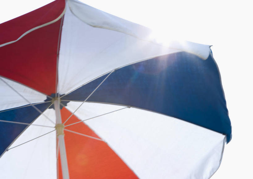 无人,横图,室外,特写,白天,仰视,静物,一把,阴影,条纹,光线,伞,影子,雨伞,遮阳伞,阳伞,红色,蓝色,白色,阳光,太阳伞,彩图,低角度拍摄