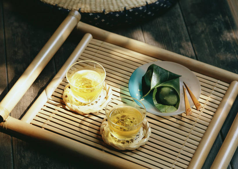 无人,横图,俯视,室外,特写,白天,幸福,茶,地板,筷子,杯子,餐具,叶子,端午节,节日,庆祝,碟子,盘,粽叶,茶叶,绿叶,地面,粽子,文化,娱乐,传统,木地板,蒲团,盘子,水杯,碟,庆典,享受,休闲,温馨,嫩叶,放松,乐趣,纪念,礼节,提神,舒适,醒脑,礼仪,箬叶,芦苇叶,角黍,筒粽,蒲墩,圆座,叶,叶片,茶杯,进餐用具,彩图,高角度拍摄