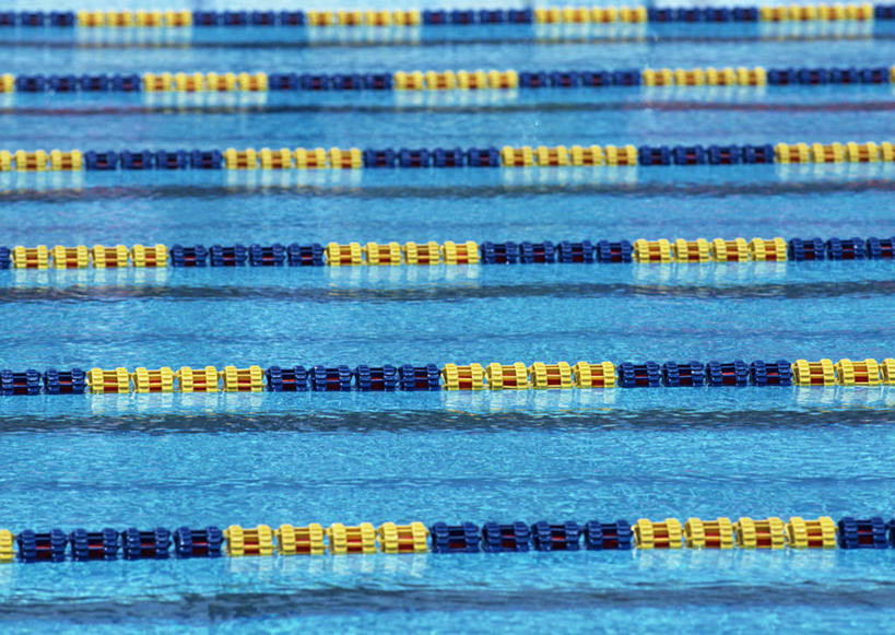 无人,体育馆,游泳池,横图,俯视,室内,白天,水,一排,整齐,透明,水池,水面,分界线,泳池,排列,黄色,蓝色,游泳馆,队列,泳道线,分道线,理智,沉静,冷色,高深,冷淡,泳池分割线,彩图,高角度拍摄