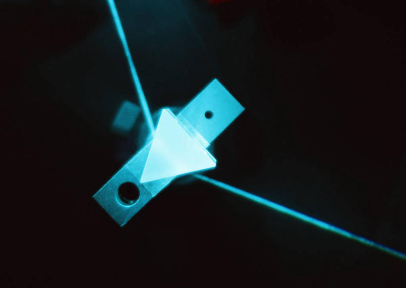 无人,横图,俯视,室内,特写,白天,技术,激光,科技,镜子,静物,黑色背景,朦胧,梦幻,模糊,透明,发光,反射,辐射,光束,科学,光亮,绿色,机械,三棱镜,三棱柱,镜像,未来,镜面,发亮,憧憬,镭射,光学,棱镜,通明,彩图,高角度拍摄,莱塞