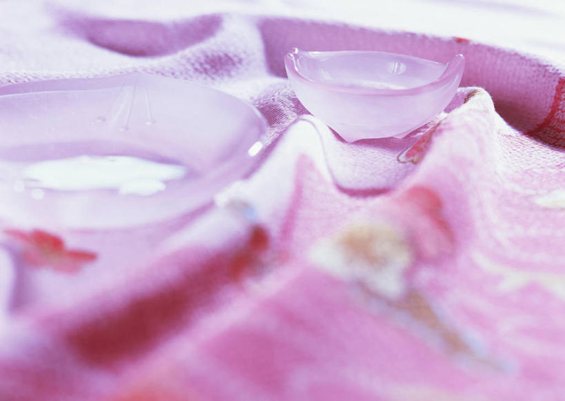 清酒,无人,横图,俯视,室内,特写,白天,杯子,阴影,花纹,朦胧,模糊,反射,布,图案,影子,酒类,布纹,玻璃制品,酒,饮料,水杯,布匹,玻璃杯,彩图,高角度拍摄